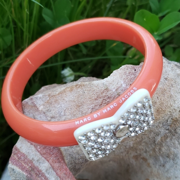 Authentic Marc Jacob Acrylic Peach Sorbet Rhinestone Bow Acrylic Bangle Bracelet - Picture 2 of 15